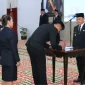 Gubernur Kalbar Ria Norsan saat melantik 206 pejabat Administrator dan Pengawas di Balai Petitih Pontianak.