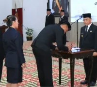 Gubernur Kalbar Ria Norsan saat melantik 206 pejabat Administrator dan Pengawas di Balai Petitih Pontianak.
