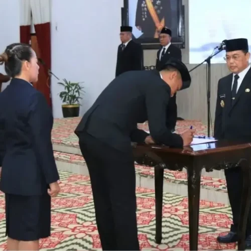 Gubernur Kalbar Ria Norsan saat melantik 206 pejabat Administrator dan Pengawas di Balai Petitih Pontianak.