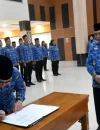 Wakil Bupati Sukiryanto menyerahkan SK PNS di Aula Praja Utama Kantor Bupati Kubu Raya, Rabu (1/4/2026).