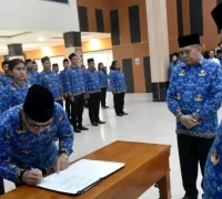 Wakil Bupati Sukiryanto menyerahkan SK PNS di Aula Praja Utama Kantor Bupati Kubu Raya, Rabu (1/4/2026).