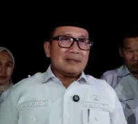 Bupati Kubu Raya Sujiwo menyampaikan rencana pembangunan jalan poros Korek hingga Desa Durian saat Safari Ramadan di Sungai Ambawang.