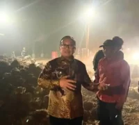 Bupati Kubu Raya Sujiwo meninjau progres pembangunan jalan di Desa Kampung Baru, Kecamatan Kubu, dan meminta pembatasan tonase kendaraan angkutan. (Foto: Prokopim KKR)