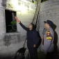 Petugas kepolisian saat olah TKP penemuan pemuda meninggal di rumah kawasan Singkawang Tengah.