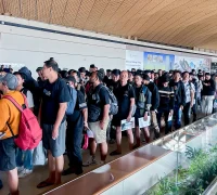 Petugas Kedutaan Besar Republik Indonesia Phnom Penh mendampingi WNI pekerja online scam sebelum proses pemulangan dari Kamboja ke Indonesia.