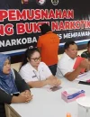 Kasat Narkoba Polres Mempawah AKP Agus Trimarsono memimpin pemusnahan 25,33 gram sabu di Ruang Posko Presisi Polres Mempawah.