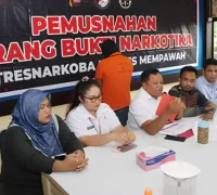 Kasat Narkoba Polres Mempawah AKP Agus Trimarsono memimpin pemusnahan 25,33 gram sabu di Ruang Posko Presisi Polres Mempawah.