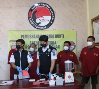 Petugas Satresnarkoba Polresta Pontianak memusnahkan barang bukti sabu dan ekstasi hasil pengungkapan kasus narkotika.