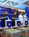 Petugas Bareskrim Polri dan Bank Indonesia memusnahkan ratusan ribu lembar uang palsu di Kantor Pusat BI Jakarta.