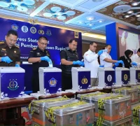 Petugas Bareskrim Polri dan Bank Indonesia memusnahkan ratusan ribu lembar uang palsu di Kantor Pusat BI Jakarta.