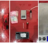 Petugas Polres Ketapang menunjukkan barang bukti sabu dan alat hisap hasil penggerebekan di rumah kost Desa Air Upas. (Dok. Polres Ketapang)