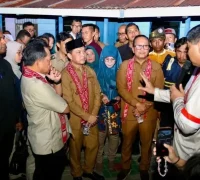 Gubernur Kalbar Ria Norsan mendampingi Menteri PKP Maruarar Sirait dan Mendagri Tito Karnavian saat meninjau penataan kawasan kumuh di Desa Parit Baru, Kubu Raya.