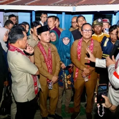 Gubernur Kalbar Ria Norsan mendampingi Menteri PKP Maruarar Sirait dan Mendagri Tito Karnavian saat meninjau penataan kawasan kumuh di Desa Parit Baru, Kubu Raya.