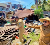 Bupati Kubu Raya Sujiwo meninjau penataan Pasar Sungai Kakap di Kecamatan Sungai Kakap.