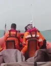 Tim SAR mencari lima jurnalis dan tiga kru kapal yang hilang saat meliput Gunung Anak Krakatau. (Basarnas)