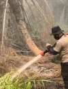 Petugas melakukan pendinginan lahan bekas karhutla di Parit Seruat Kubu Raya. (Res-KKR)