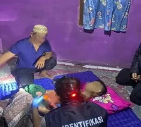 Petugas Polsek Anjongan dan Tim Inafis Polres Mempawah melakukan olah TKP penemuan jenazah di Kelurahan Anjungan Melancar. (Dok. Polsek Anjongan)