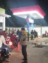 Petugas Polres Kubu Raya melakukan pengawasan di SPBU untuk memastikan distribusi BBM aman menjelang mudik Lebaran.