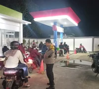 Petugas Polres Kubu Raya melakukan pengawasan di SPBU untuk memastikan distribusi BBM aman menjelang mudik Lebaran.