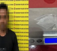 Tersangka kasus narkotika bersama barang bukti sabu yang diamankan Polsek Nanga Tayap Polres Ketapang.