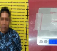Petugas Polsek Nanga Tayap menunjukkan pelaku beserta barang bukti sabu seberat 23,33 gram hasil pengungkapan kasus narkoba. (Polsek Nanga Tayap)