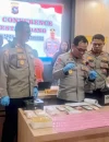 Petugas Polresta Padang menunjukkan barang bukti 211 paket sabu saat penangkapan pengedar wanita di Lubuk Begalung. (Dok. Humas Polri)