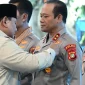 Presiden Prabowo menyerahkan tanda kehormatan kepada tokoh gizi dan pangan di Jakarta, Jumat (13/2/2026).