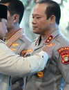 Presiden Prabowo menyerahkan tanda kehormatan kepada tokoh gizi dan pangan di Jakarta, Jumat (13/2/2026).