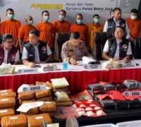 Petugas Direktorat Reserse Narkoba Polda Metro Jaya menunjukkan barang bukti narkotika hasil pengungkapan kasus periode Oktober–Desember 2025. (Foto: instagram.com/ditresnarkoba_pmj)