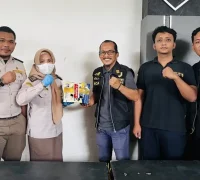 Petugas Bea Cukai mengamankan burung Beo Nias hasil penyelundupan di PLBN Entikong Kalimantan Barat.