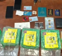 Barang bukti sabu seberat 5,269 kilogram dalam kemasan teh China, mobil Toyota Calya, uang tunai, ponsel, paspor, dan sejumlah dokumen yang disita dalam pengungkapan dugaan penyelundupan narkotika di perbatasan Aruk, Kabupaten Sambas. (Foto: Facebook/Yonarmed Bogani)