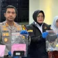 Petugas kepolisian Polda Metro Jaya saat konferensi pers pengungkapan kasus perdagangan balita di Jakarta Barat.