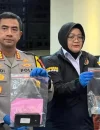 Petugas kepolisian Polda Metro Jaya saat konferensi pers pengungkapan kasus perdagangan balita di Jakarta Barat.
