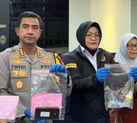 Petugas kepolisian Polda Metro Jaya saat konferensi pers pengungkapan kasus perdagangan balita di Jakarta Barat.