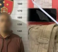 Petugas Polsek Kapuas menunjukkan barang bukti sabu hasil pengungkapan kasus di Sanggau.