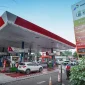 Pengendara mengisi BBM jenis Pertalite di SPBU Pertamina saat proses distribusi bahan bakar berlangsung.