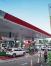 Pengendara mengisi BBM jenis Pertalite di SPBU Pertamina saat proses distribusi bahan bakar berlangsung.