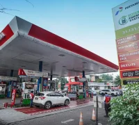 Pengendara mengisi BBM jenis Pertalite di SPBU Pertamina saat proses distribusi bahan bakar berlangsung.