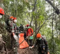 Tim SAR gabungan melakukan evakuasi korban pesawat jatuh di kawasan Gunung Bulusaraung, Sulawesi Selatan. (Facebook/Badan SAR Nasional Makassar)