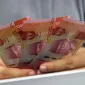 Kebijakan Bank Indonesia melalui BI Rate dan SRBI dalam menjaga stabilitas nilai tukar rupiah di tengah tekanan pasar.