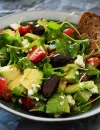 tren makanan sehat generasi muda 2025 Ilustrasi - Semangkuk salad bowl berisi sayuran segar, buah, dan topping sehat sebagai tren makanan sehat generasi muda 2025. (pexels.com/@daniela-elena-tentis-118658)