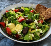 tren makanan sehat generasi muda 2025 Ilustrasi - Semangkuk salad bowl berisi sayuran segar, buah, dan topping sehat sebagai tren makanan sehat generasi muda 2025. (pexels.com/@daniela-elena-tentis-118658)
