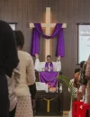Suasana umat Kristiani mengikuti Misa Paskah di gereja dengan penuh khidmat.