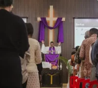 Suasana umat Kristiani mengikuti Misa Paskah di gereja dengan penuh khidmat.