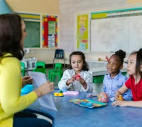 Ilustrasi guru PAUD mendampingi anak-anak di kelas belajar Ilustrasi guru PAUD mendampingi anak-anak di kelas belajar. (pexels.com/@rdne)