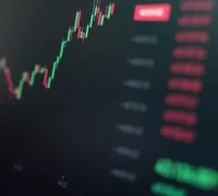 Ilustrasi - Aktivitas perdagangan saham di Bursa Efek Indonesia saat IHSG dan rupiah mengalami penguatan.