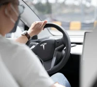 Tesla dan Intel berpotensi berkolaborasi dalam pengembangan pabrik chip AI raksasa yang diwacanakan Elon Musk. (pexels.com/@zion)