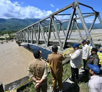 Prabowo Subianto melihat langsung kondisi Jembatan Pante Dona yang putus diterjang banjir. (BPMI Setpres/Cahyo)