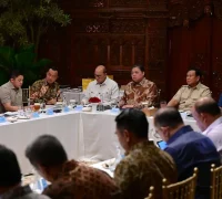 presidenri.go.id-07102025103716-68e48aecc005e8.63732665 Presiden Prabowo Subianto memimpin rapat kabinet di kediamannya, Jalan Kertanegara, Jakarta, membahas program strategis nasional. (BPMI Setpres)