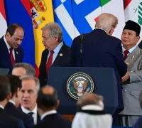 presidenri.go.id-14102025055521-68ed835977a208.13368084 Presiden Donald Trump berjabat tangan dengan Presiden Prabowo Subianto di KTT Gaza Sharm El-Sheikh. (BPMI Setpres)